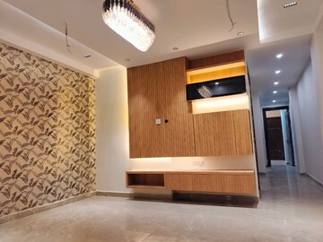 Furnished Amenities in 3 BHK Builder Floor at Laxmi Nagar – for Sale