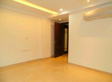 Room in 3 BHK Builder Floor at Boutique Residential Apartments C-253, Defence Colony – for Rent