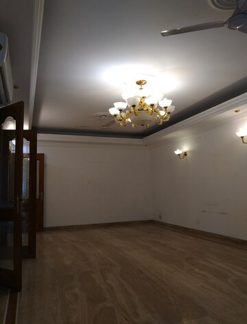 Room in 5 BHK Apartment at Boutique Residential Apartments C-253, Defence Colony – for Rent