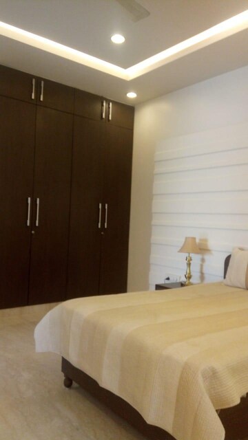 Room in 3 BHK Builder Floor at Boutique Residential Apartments C-253, Defence Colony – for Rent