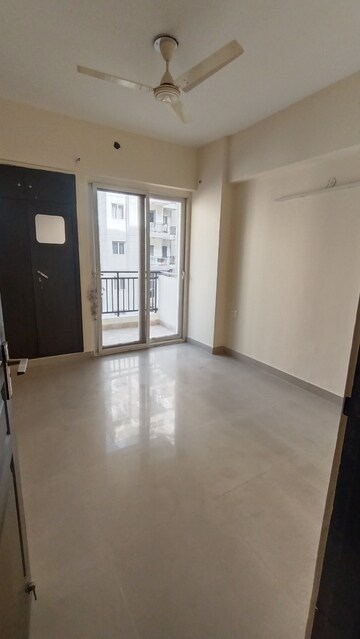 Room in 2.5 BHK Apartment at Sethi Max Royale, Sector 76 – for Rent
