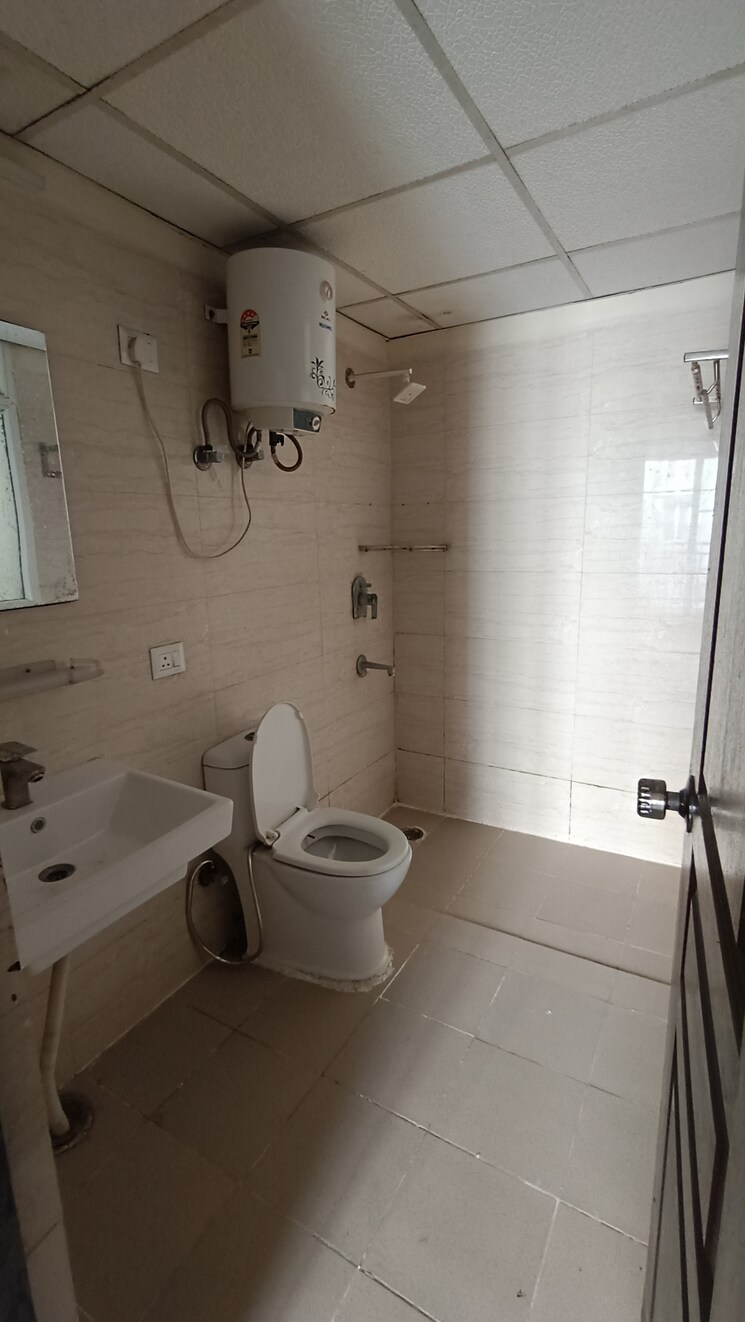 Bathroom, sethi-max-royale 2.5 Bedroom 1105 Sq.Ft. Apartment In Sector 76 Noida 8813561