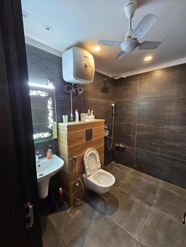 Bathroom, sector 28 3.5 Bedroom 250 Sq.Yd. Builder Floor In Sector 28 Faridabad 8813602