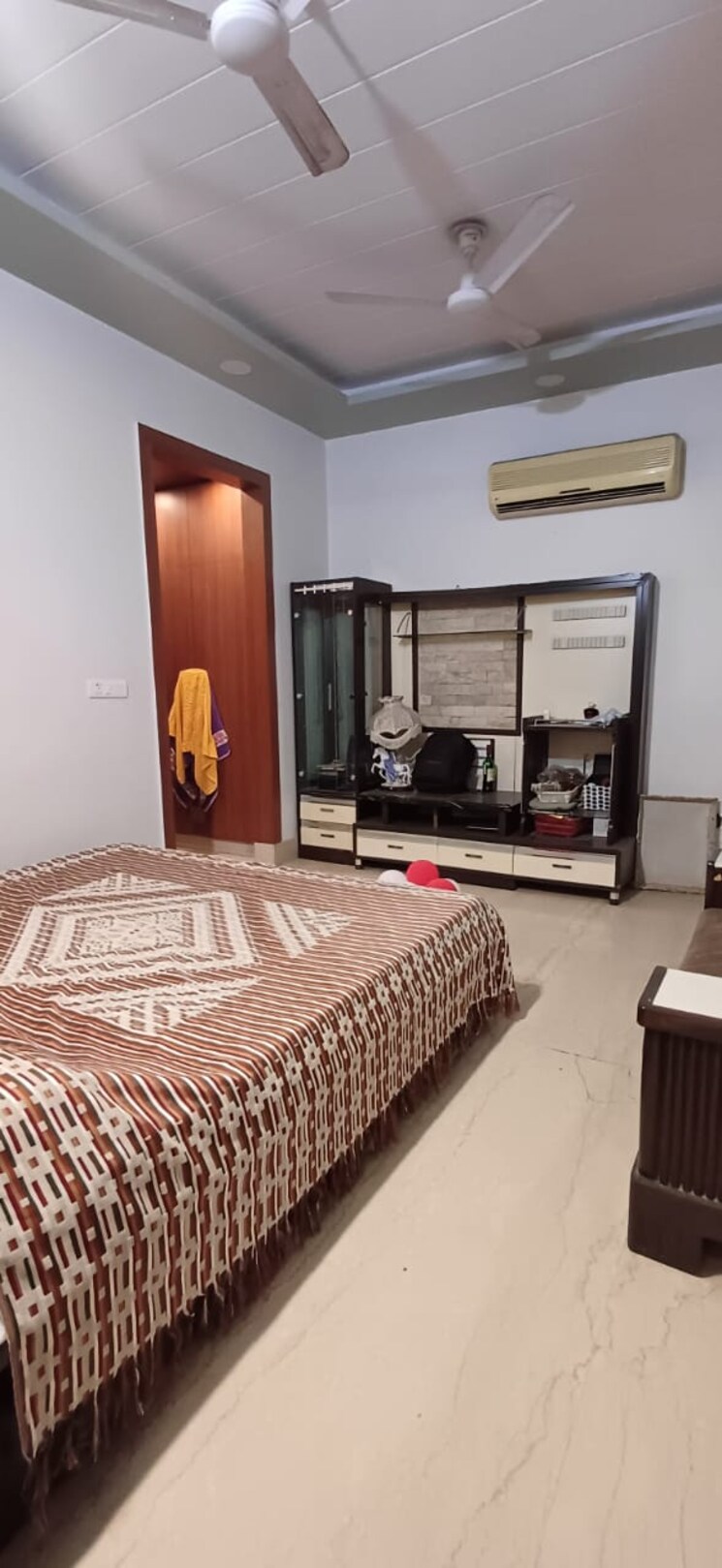 Room, sector 19 6+ Bedroom 350 Sq.Yd. Independent House In Sector 19 Faridabad 8813606