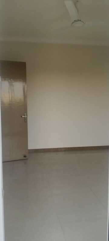 Room in 2 BHK Apartment at Pareena Micasa, Sector 68 – for Rent