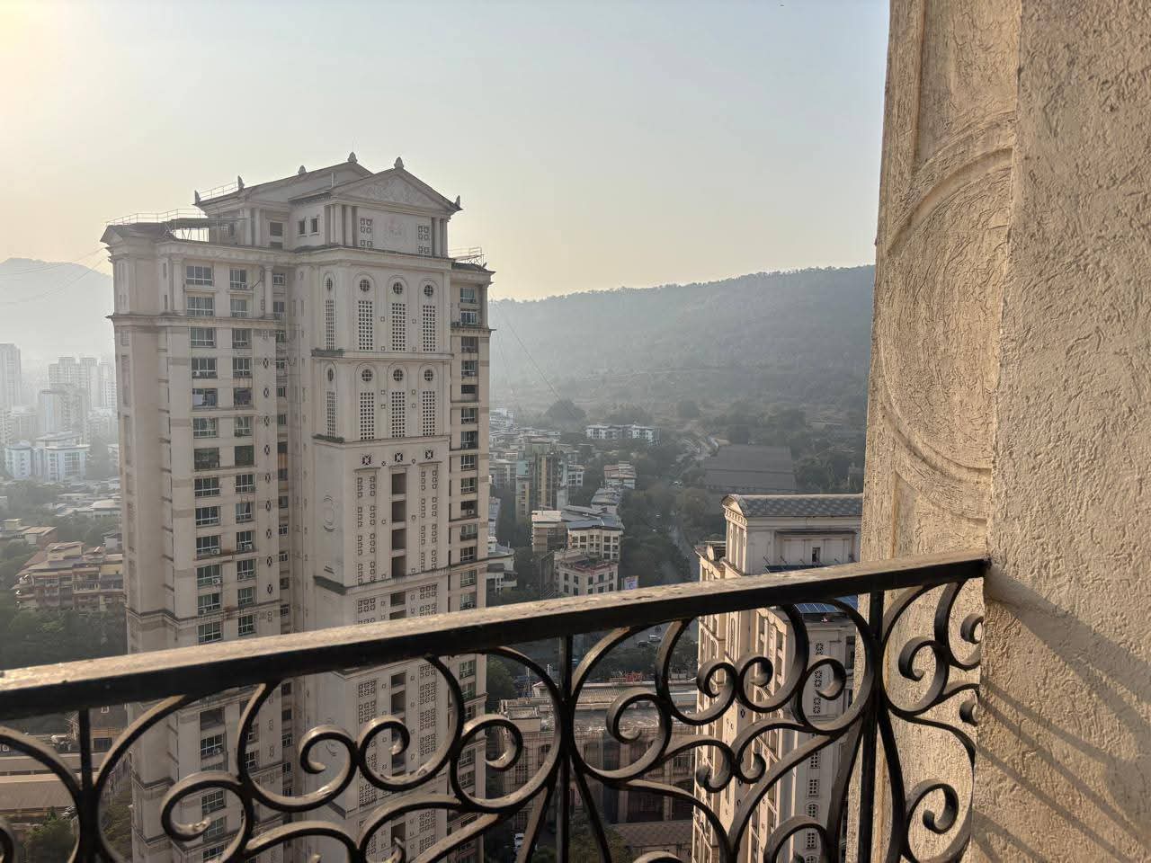 3 BHK Apartment For Rent in Hiranandani Meadows