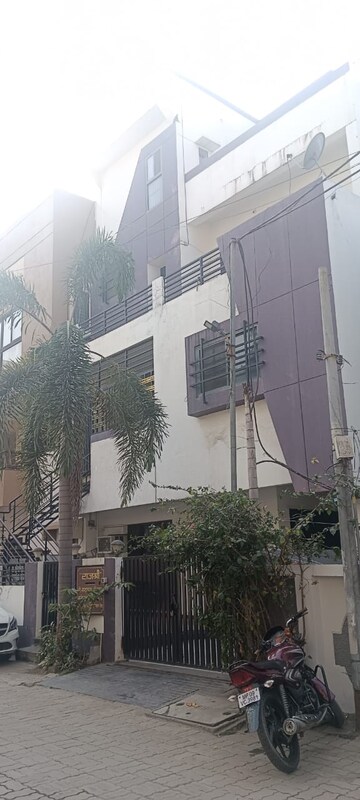 5 BHK Independent House – Exterior View View at Yashwant Niwas Road - for Sale