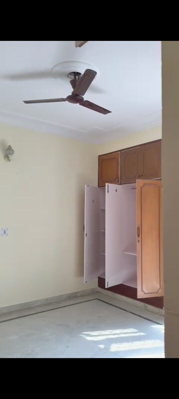 Room in 6+ BHK Independent House at Sector 41 – for Rent
