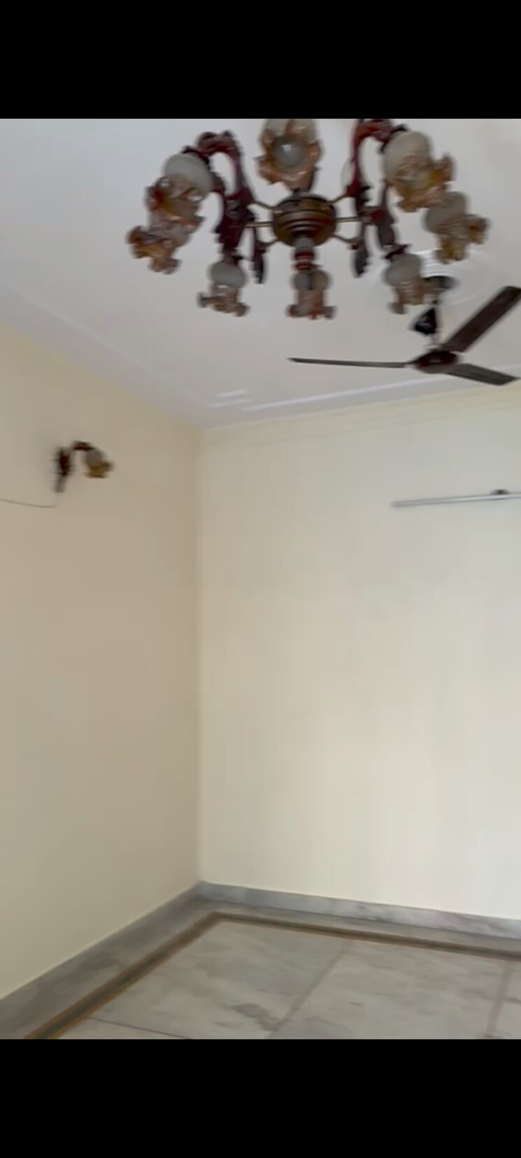 Room, sector 41 6+ Bedroom 180 Sq.Mt. Independent House In Sector 41 Noida 8813720