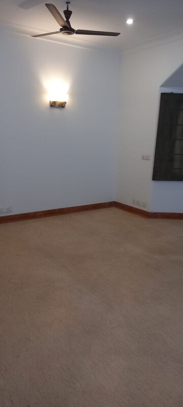 Room in 6+ BHK Independent House at Sector 44 – for Rent