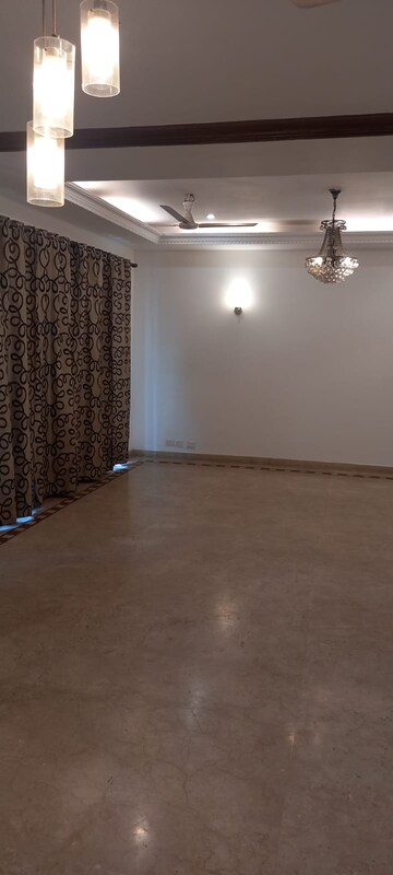 Room in 6+ BHK Independent House at Sector 44 – for Rent