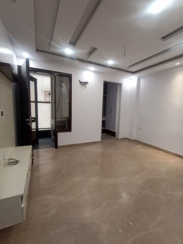 Room in 3 BHK Apartment at Anuradha Apartments CGHS, Paschim Vihar – for Rent