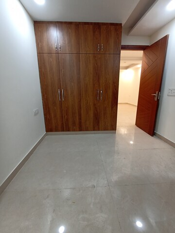 Room in 2.5 BHK Apartment at Madhur Apartment, Paschim Vihar – for Rent