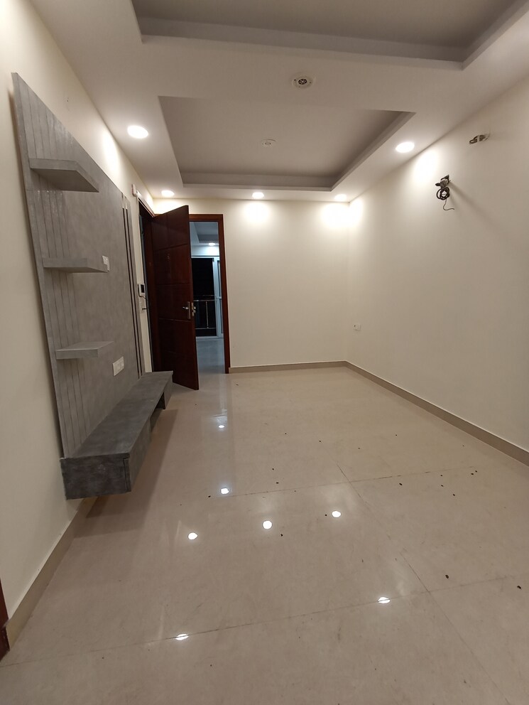 Room, madhur-apartment 2.5 Bedroom 1000 Sq.Ft. Apartment In Paschim Vihar Delhi 8813749