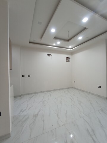 Room in 3 BHK Apartment at Sunder Apartment, Paschim Vihar – for Rent
