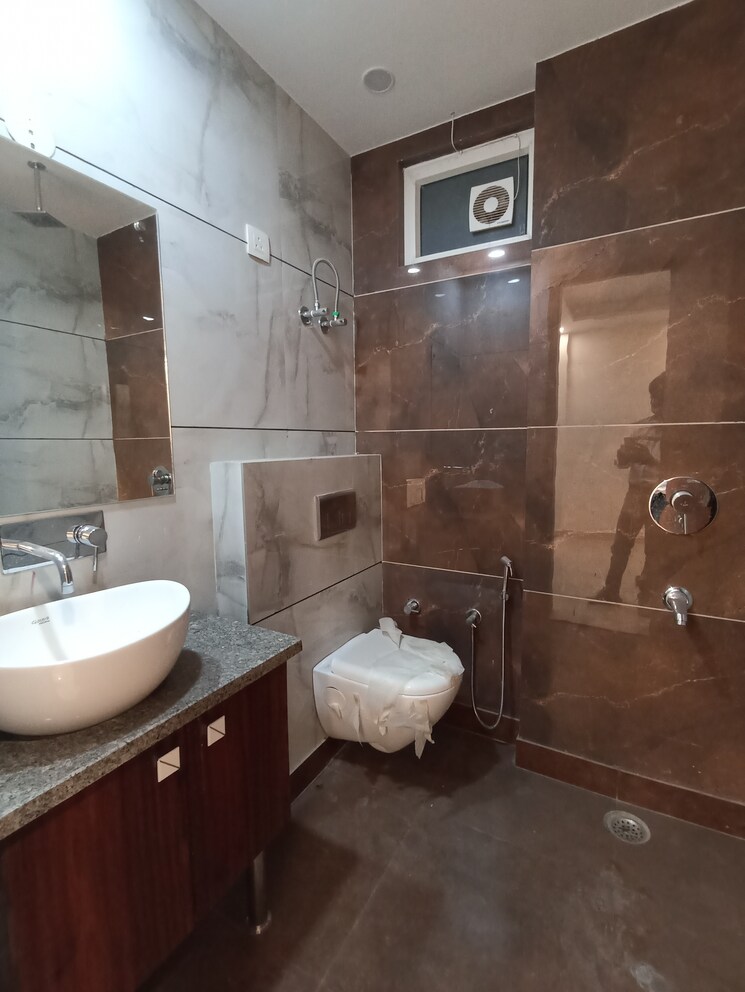Bathroom, sunder-apartment 3 Bedroom 1300 Sq.Ft. Apartment In Paschim Vihar Delhi 8813761