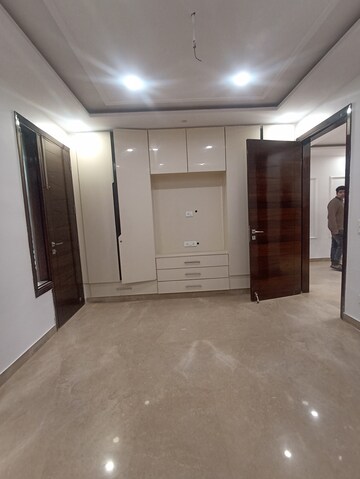 Room in 3 BHK Apartment at Sunder Apartment, Paschim Vihar – for Rent
