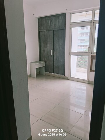 Room in 2 BHK Apartment at Crossing Republik, Crossing Republic – for Rent