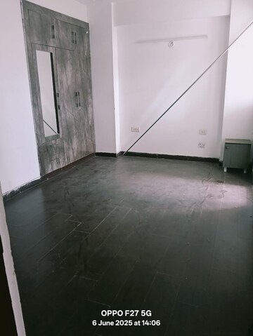 Room in 2 BHK Apartment at Crossing Republik, Crossing Republic – for Rent