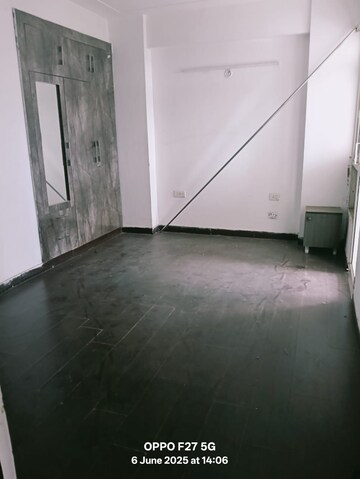 Room in 2 BHK Apartment at Crossing Republik, Crossing Republic – for Rent