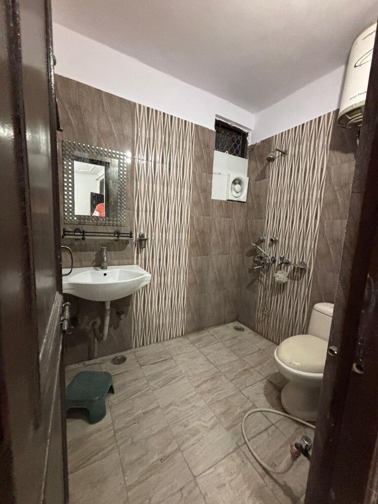 Bathroom, panchsheel vihar 2 Bedroom 80 Sq.Yd. Builder Floor In Panchsheel Vihar Delhi 8813986