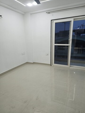 Room in 3 BHK Apartment at Ireo The Corridors, Sector 67a – for Rent