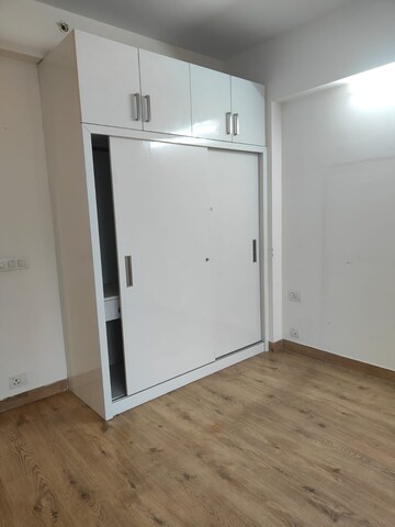 Room in 3.5 BHK Apartment at Pareena Express Heights, Sector 99 – for Rent