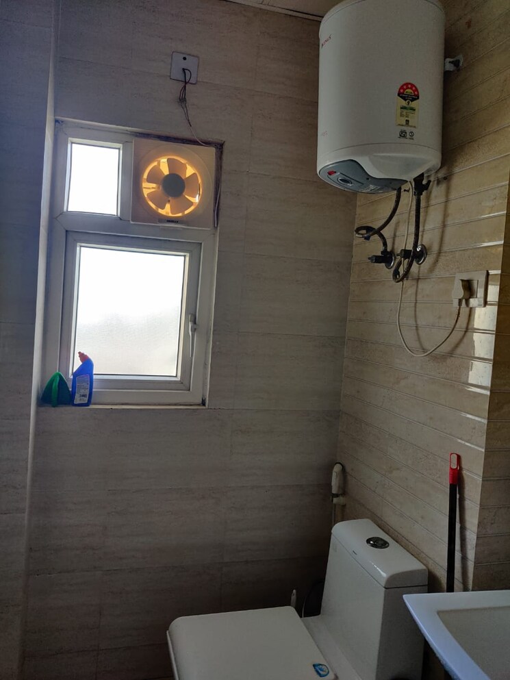 Bathroom, ajnara-daffodil 1 Bedroom 495 Sq.Ft. Apartment In Sector 137 Noida 8814218