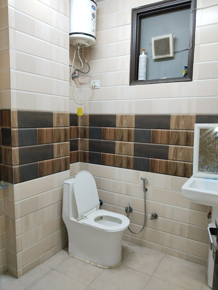 Bathroom, khirki extension 2 Bedroom 900 Sq.Ft. Apartment In Khirki Extension Delhi 8814233