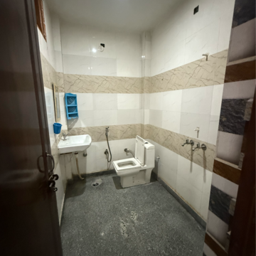 Bathroom in 2.5 BHK Builder Floor at Sector 63a – for Rent