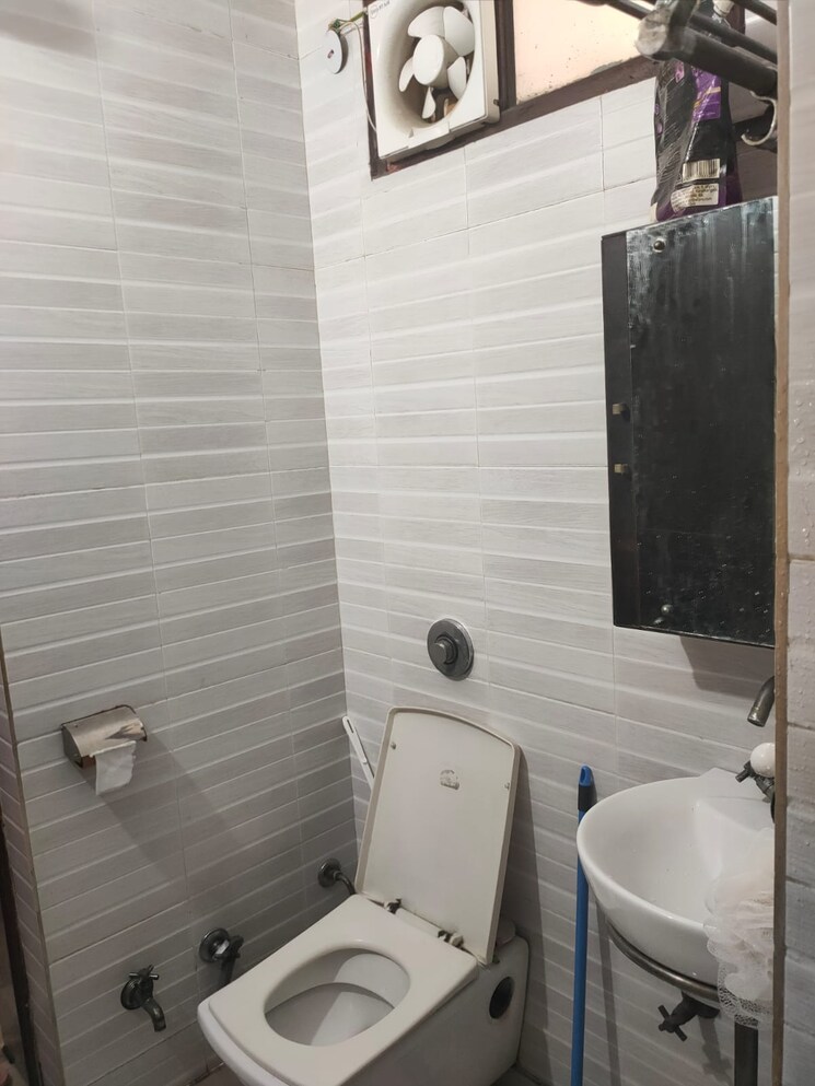 Bathroom, rohini sector 8 2 Bedroom 950 Sq.Ft. Builder Floor In Rohini Sector 8 Delhi 8814278