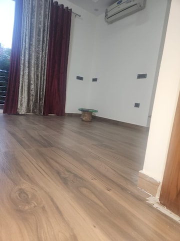 Room in 5 BHK Apartment at Sheikh Sarai – for Rent