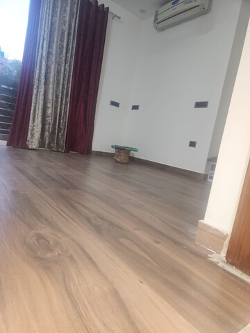 Room in 5 BHK Apartment at Sheikh Sarai – for Rent