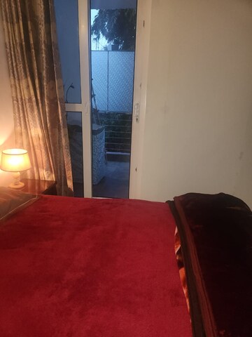 Room in 5 BHK Apartment at Sheikh Sarai – for Rent