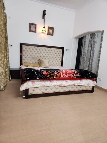 Bedroom in 5 BHK Apartment at Sheikh Sarai – for Rent