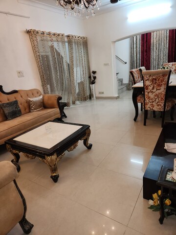 Room in 5 BHK Apartment at Sheikh Sarai – for Rent