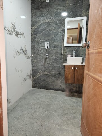 Bathroom in 5 BHK Apartment at Sheikh Sarai – for Rent