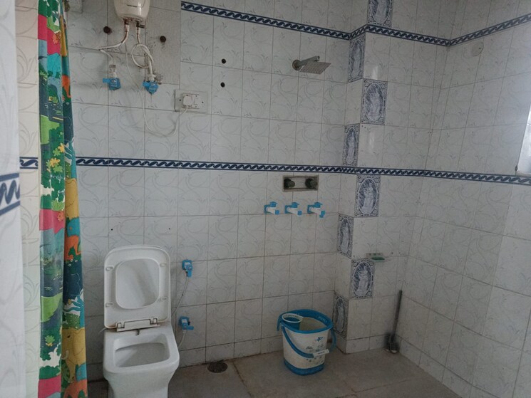 Attached Bathroom, sector 31 4 Bedroom 250 Sq.Yd. Builder Floor In Sector 31 Faridabad 8814347