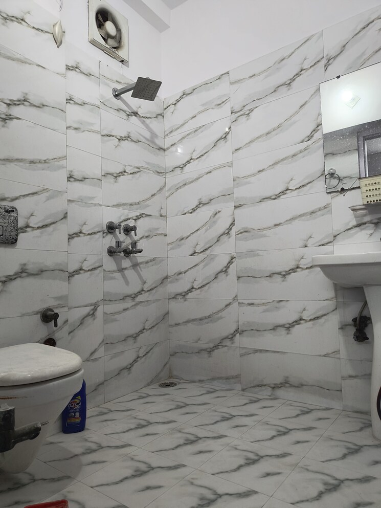 Bathroom, sarita vihar 2 Bedroom 1400 Sq.Ft. Apartment In Sarita Vihar Delhi 8814544