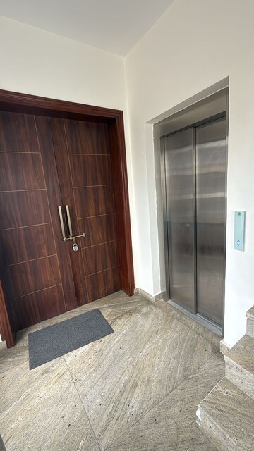 Room in 3 BHK Builder Floor at Sector 10a – for Rent