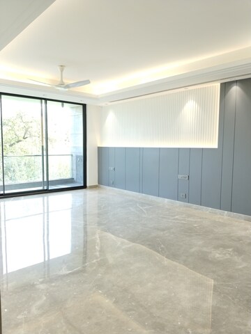 Room in 4 BHK Apartment at Hauz Khas Enclave – for Sale