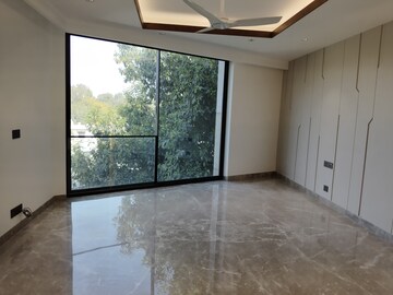 Room in 4 BHK Apartment at Hauz Khas Enclave – for Sale