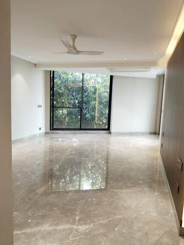 Room in 4 BHK Apartment at Hauz Khas Enclave – for Sale