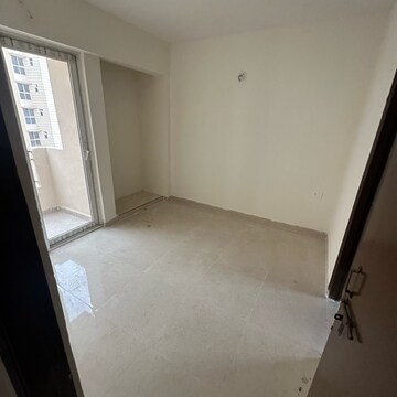 Room in 2.5 BHK Apartment at Signature Global Proxima Phase 2, Sector 89 – for Rent