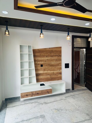 Room in 3 BHK Builder Floor at Niti Khand ii – for Rent