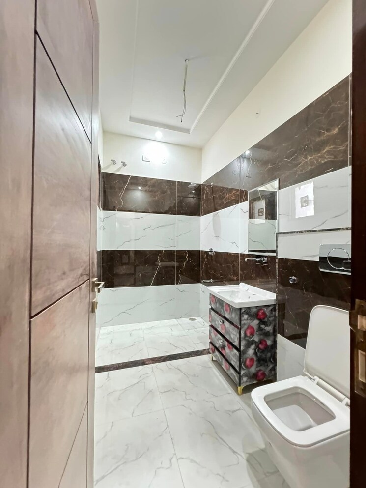 Kitchen, dlf-qerwa 3 Bedroom 250 Sq.Yd. Builder Floor In Sector 28 Gurgaon 8814734