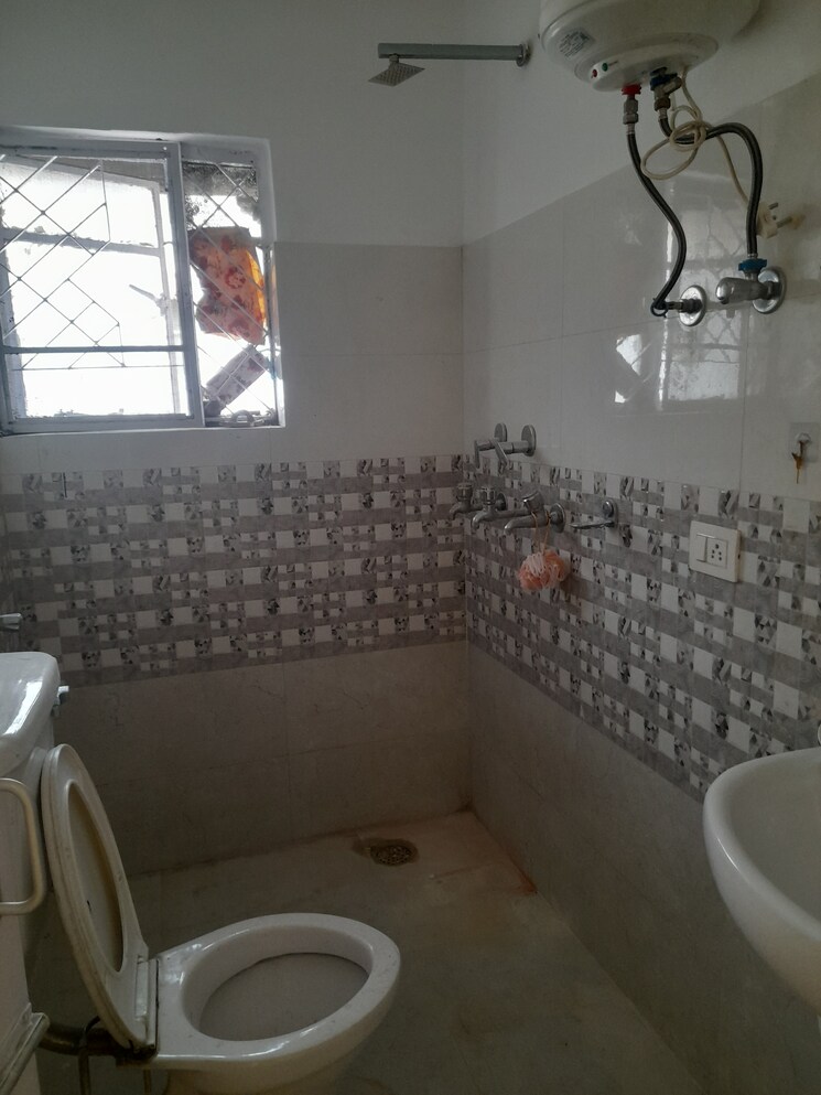 Bathroom, sector 47 3 Bedroom 1200 Sq.Ft. Apartment In Sector 47 Chandigarh 8814769