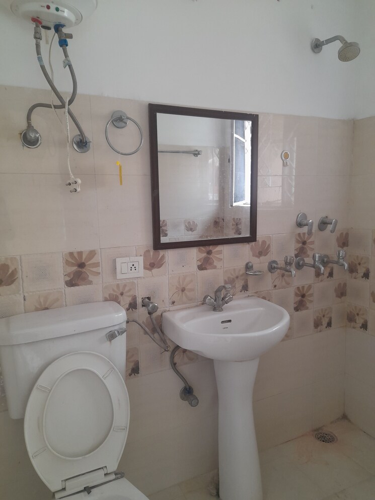 Bathroom, sector 47 3 Bedroom 1200 Sq.Ft. Apartment In Sector 47 Chandigarh 8814769
