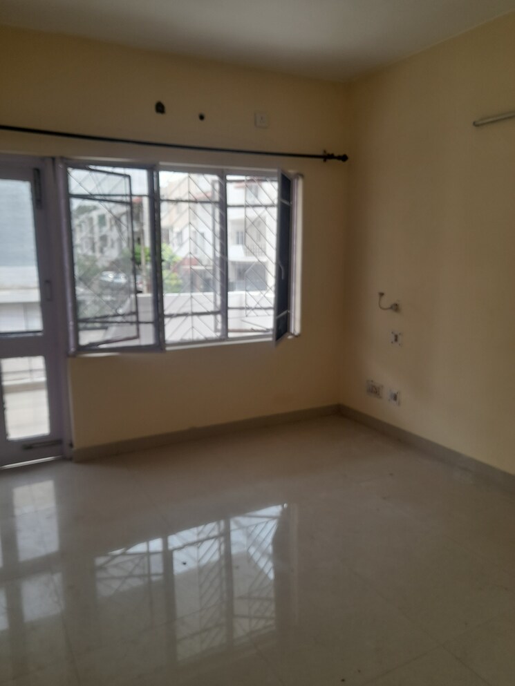Room, sector 47 3 Bedroom 1200 Sq.Ft. Apartment In Sector 47 Chandigarh 8814769