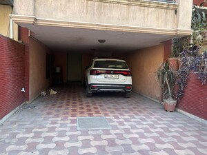 Parking in 3 BHK Builder Floor at Saket – for Sale